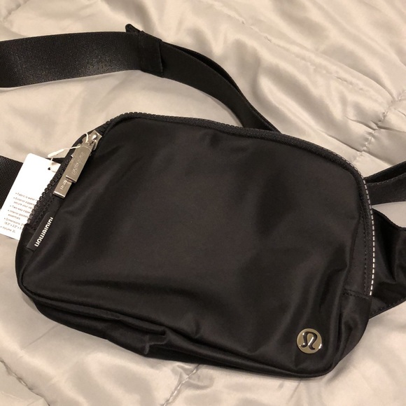 NWT [Lululemon] Large Everywhere Belt Bag in Black 🖤 - Picture 3 of 12